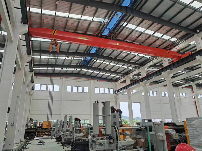 江西某公司选用1382cm太阳贵宾下载生产的桥式起重机，搭配环链葫芦使用。
